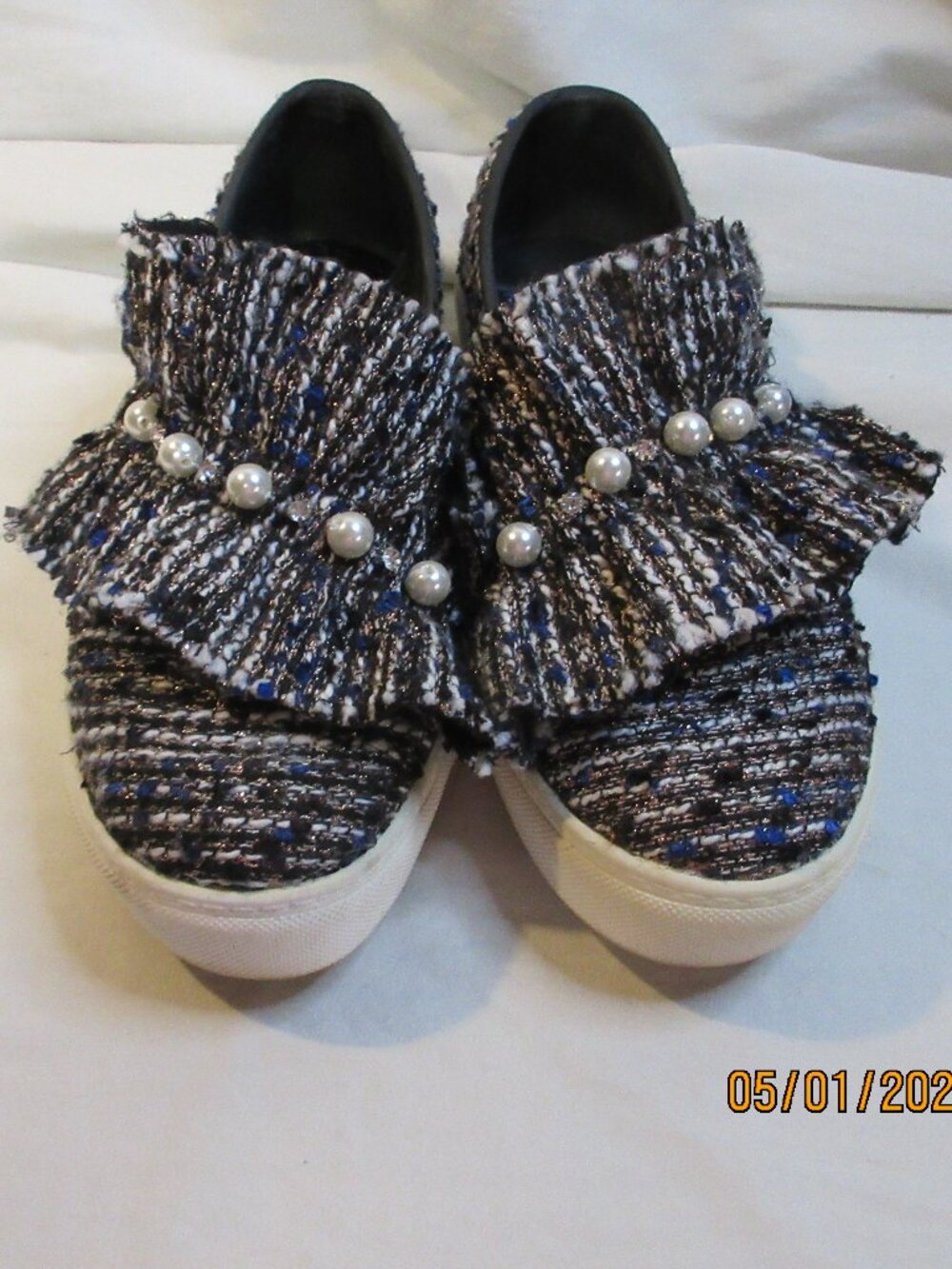DIRTY LAUNDRY STYLISH LOAFER/ SNEAKER WITH MATERIAL, RHINESTONES & PEARLS~7.5/38